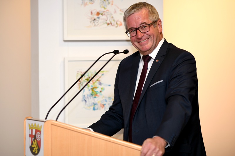 Kirsten Kötter: Artistic research Landtag. In: Bewegte Zeiten, exhibition, Landtag Rheinland-Pfalz,
  Abgeordnetenhaus Mainz, Germany, 04.09.2019 - 10.10.2019, exhibition opening, Hans-Josef Bracht
  (vice president of the Landtag). Photograph: Landtag Rheinland-Pfalz</span> / Andreas Linsenmann